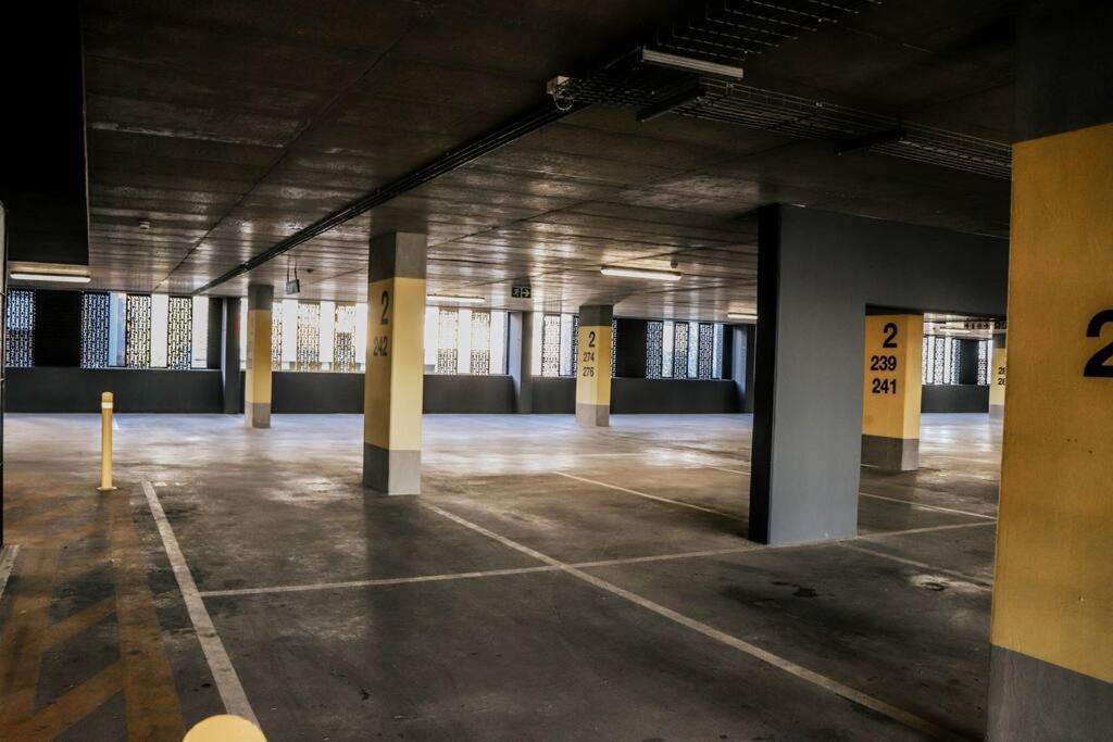 Wex 631 - Modern 6th Floor Unit -pool Bar-gym&parking * Cape Town