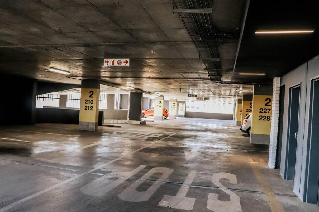 Wex 631 - Modern 6th Floor Unit -pool Bar-gym&parking * Cape Town