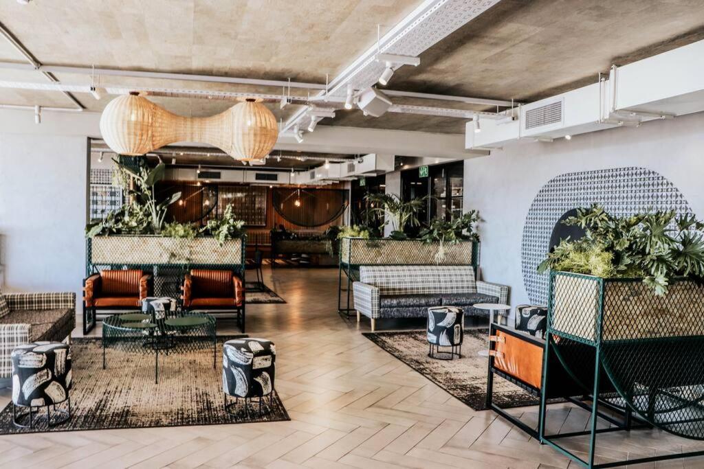 Wex 631 - Modern 6th Floor Unit -pool Bar-gym&parking Apartment *